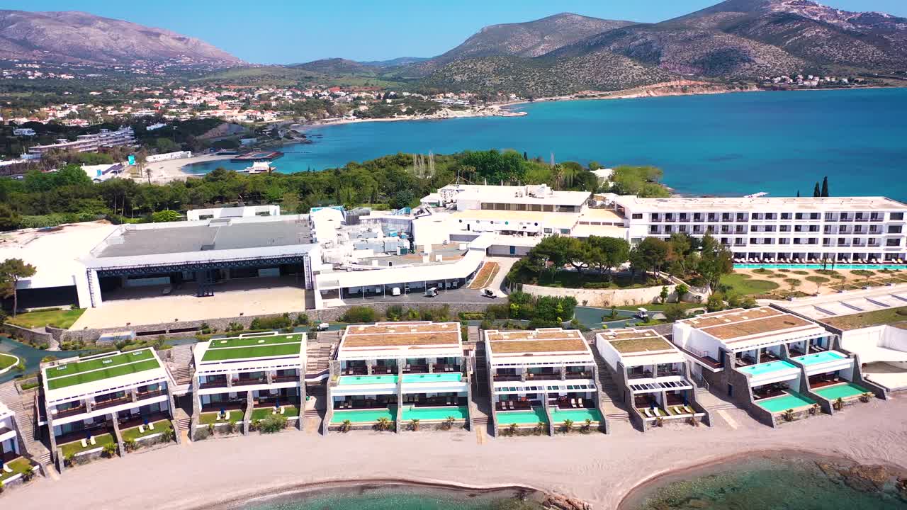 아티카의 에게아 해 연안의 놀라운 투르코이즈 물 수니오 드론으로 촬영