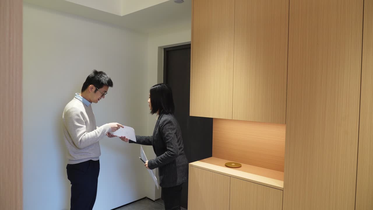 클라이언트를 위해 집을 보여주는 부동산 대리인