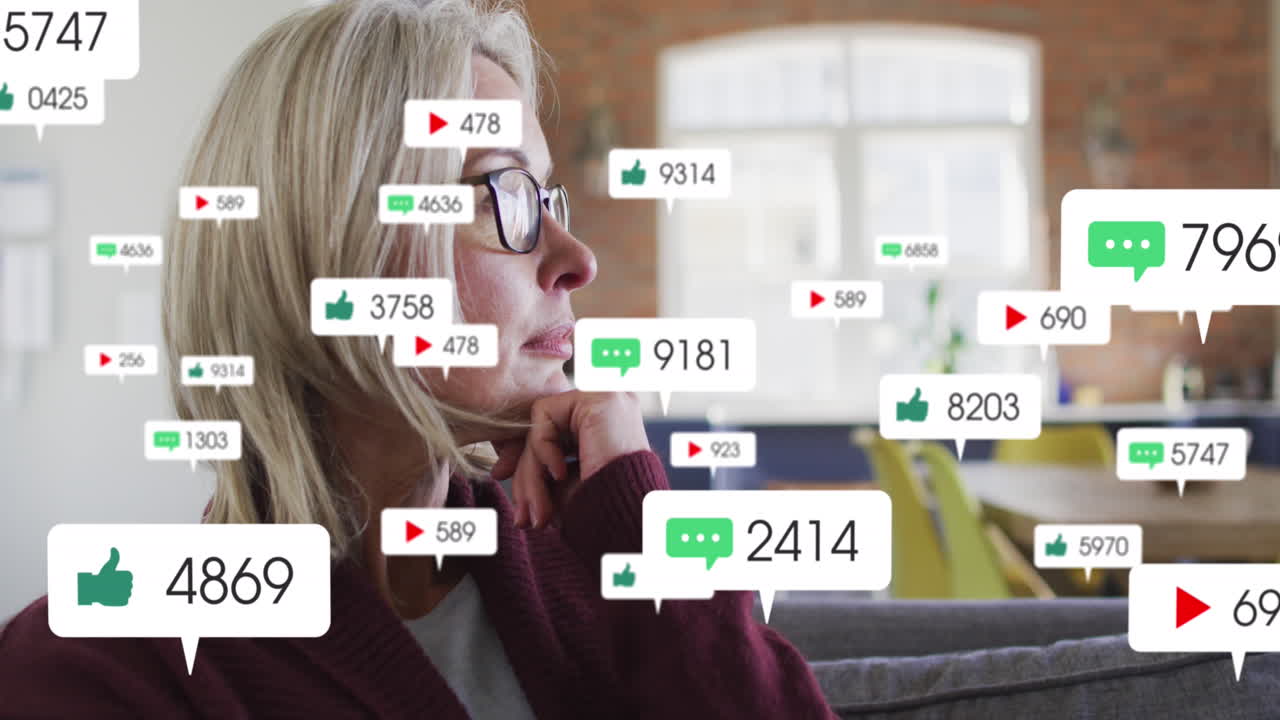 animación de iconos y números de las redes sociales sobre la mujer caucásica en casa