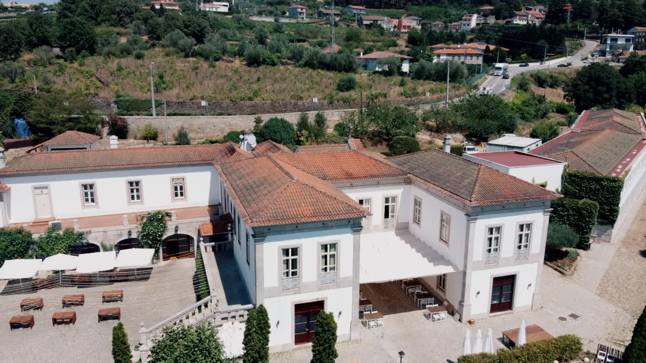 vista aérea de una serena finca rural con jardines en portugal