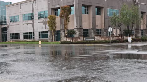 SUV-Negro-Conduciendo-Por-Una-Carretera-Inundada-En-San-Bernardino,-California,-60-Fps