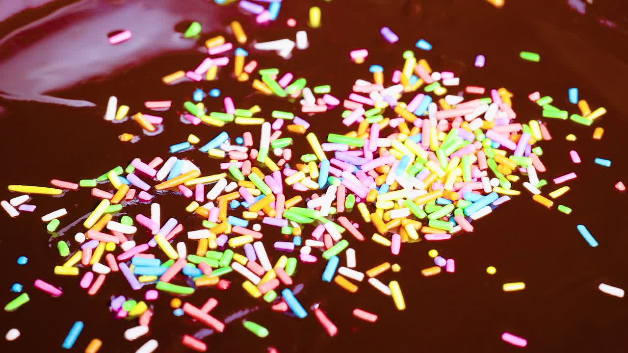 las salpicaduras se esparcen sobre una capa lisa de chocolate