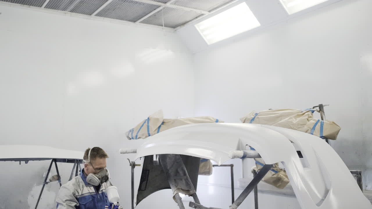 краска кузова автомобиля в красочной будке