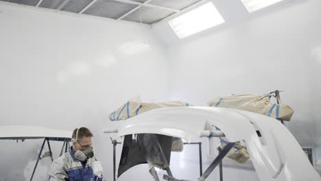 pintura de carrocería en una cabina de pintura