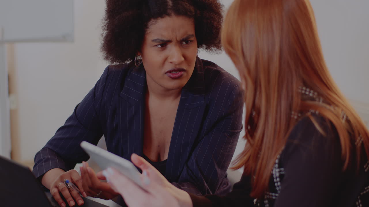 사무실에서 협력하는 두 명의 사업가