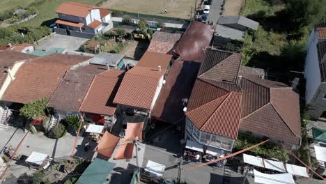 Schattiger-Blick-Auf-Die-Mit-Einer-Plane-Bedeckte-Straße-Beim-Ethnografischen-Festival-Pereiro-De-Aguiar-Lonoa,-Spanien