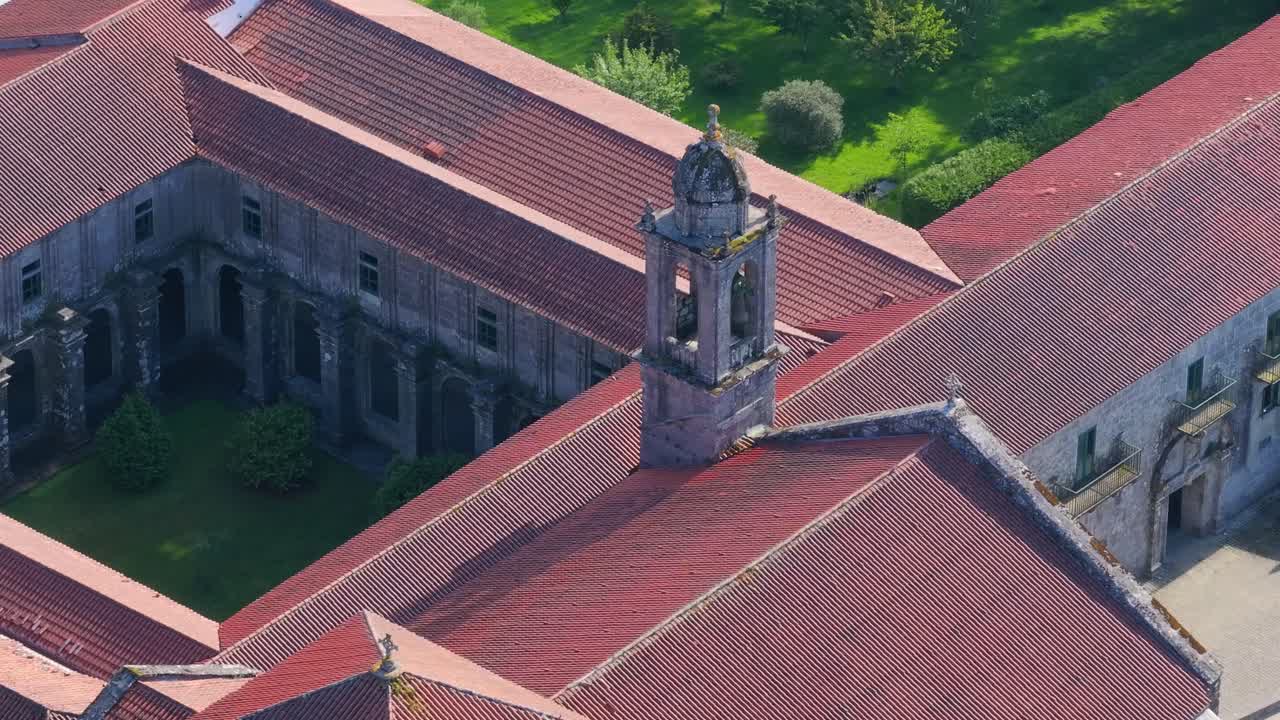 el exterior románico del monasterio de armenteira en un día soleado en pontevedra en galicia, españa