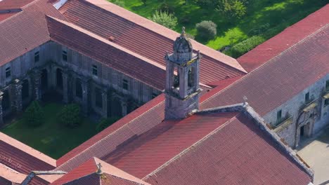 Romanische-Fassade-Des-Klosters-Armenteira-An-Einem-Sonnigen-Tag-In-Pontevedra-In-Galizien,-Spanien