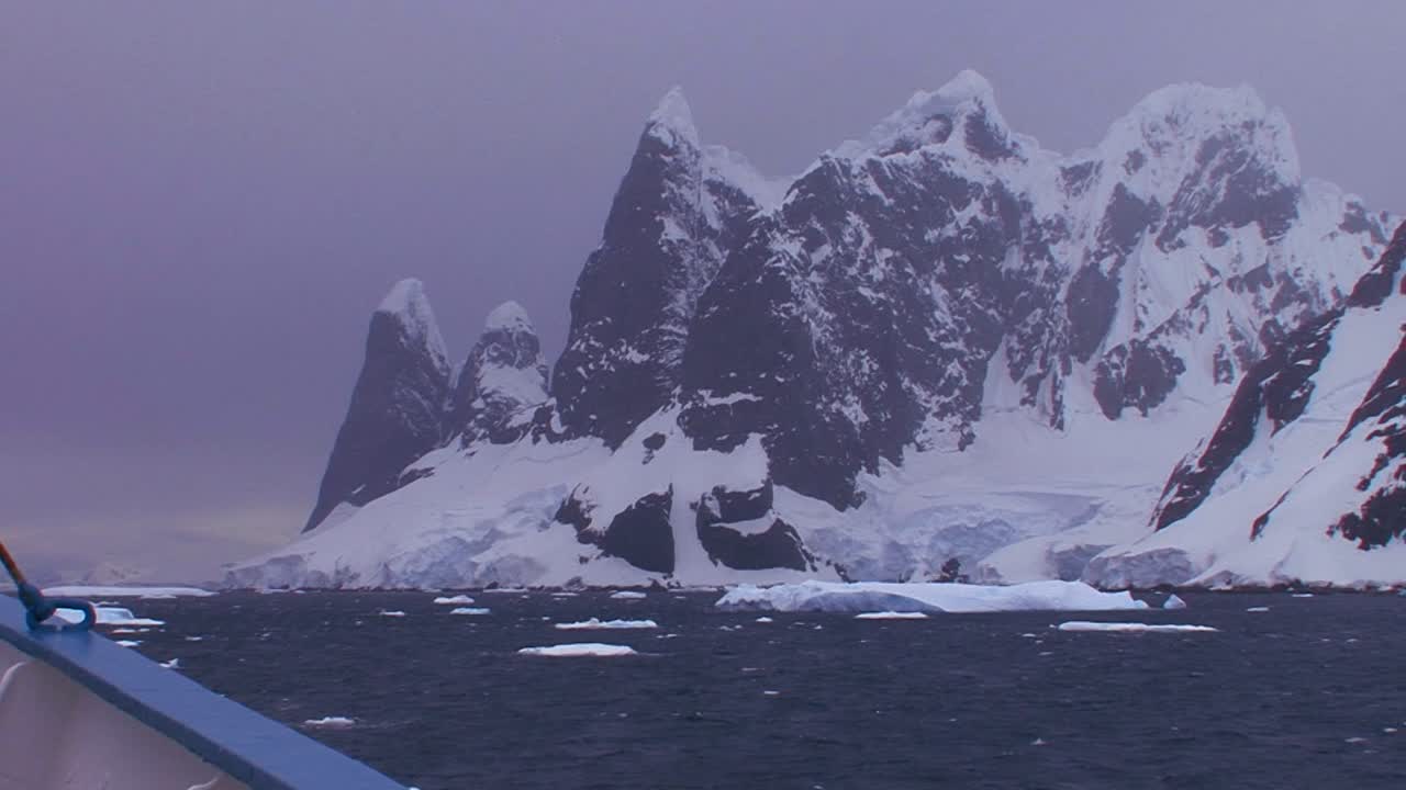 남극 대륙 1의 따뜻한 물에 떠 있는 빙산