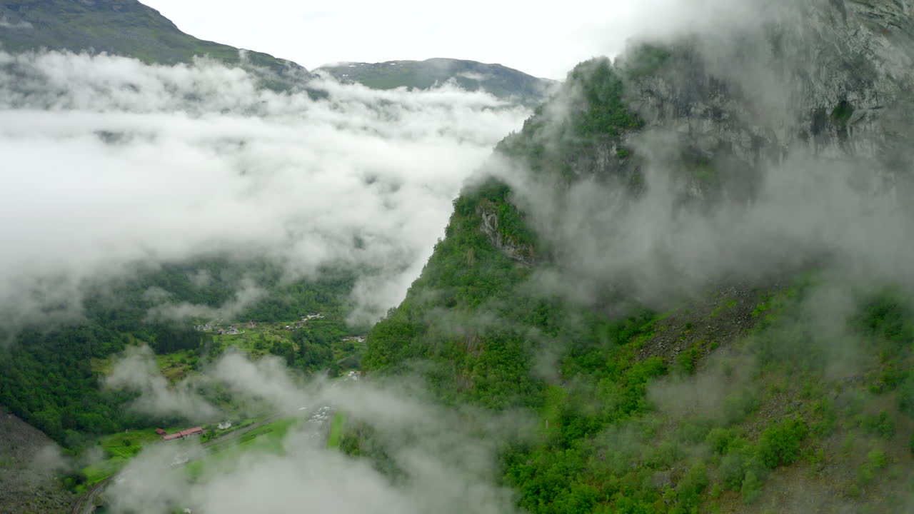 구름이 가득한 노르웨이 피요르드에서의 서사시 비행