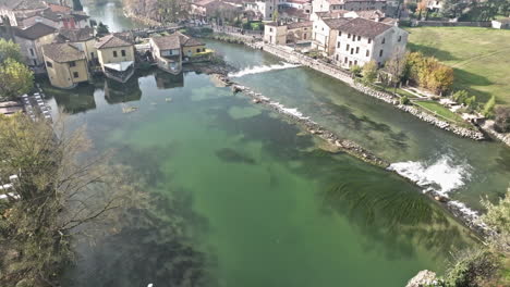 Presa-Del-Río-Mincio-En-Los-Asentamientos-Fortificados-De-Borghetto-Sul-Mincio-En-La-Provincia-De-Verona,-Italia