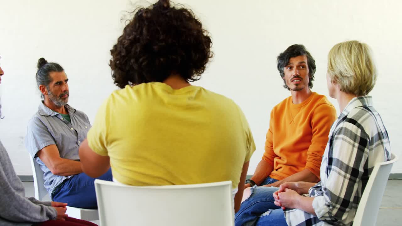 grupo de personas que interactúan entre sí 4k