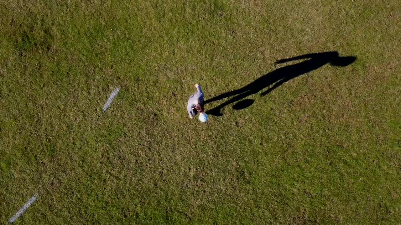 축구를 저글링하는 프로 축구 선수