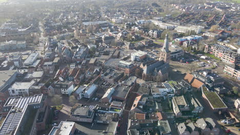 Volando-Hacia-Una-Gran-Iglesia-En-El-Casco-Antiguo-De-Barneveld,-Países-Bajos