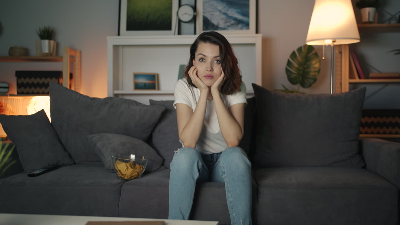 mulher a relaxar em casa a ver televisão.