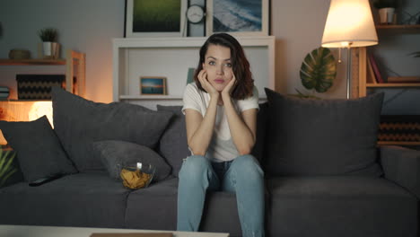 mujer relajándose en casa viendo la televisión