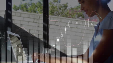 animación del procesamiento de datos financieros sobre una mujer caucásica usando una computadora portátil