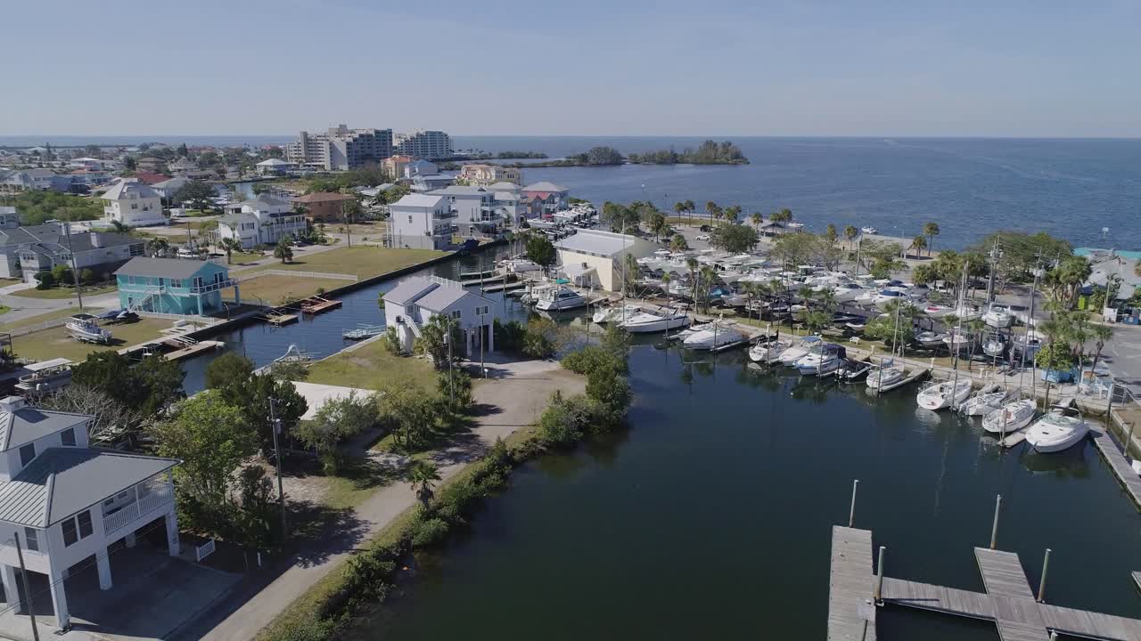 플로리다의 멕시코 만에 있는 허드슨 비치의 운하에 있는 해안가 주택의 4k 드론 비디오
