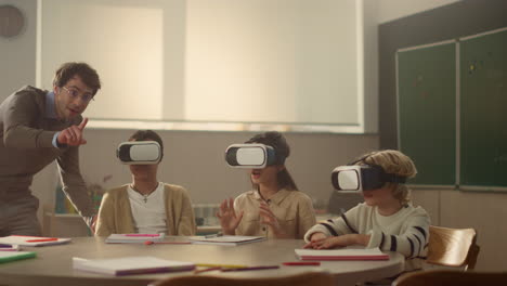 Studenten-Benutzen-VR-Brillen.-Lehrer-Helfen-Schülern,-Naturwissenschaften-Mit-Gadgets-Zu-Erlernen
