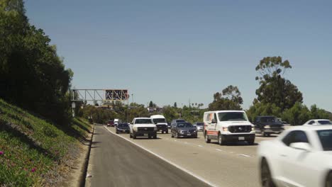 una concurrida autopista de san diego con coches pasando