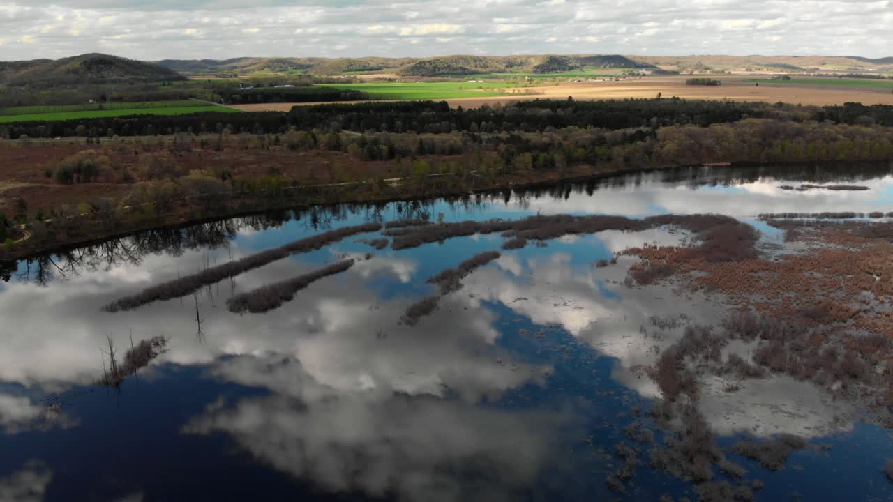 위스콘신 강의 공중 패닝 풍경과 물 위의 구름의 놀라운 반사