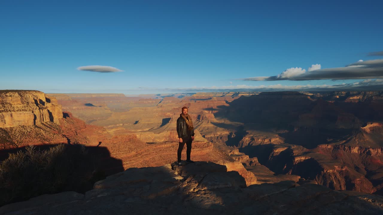 una joven morena en el gran cañón, arizona.