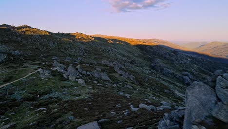 Luftaufnahme-Der-Schneebedeckten-Berge-Im-Sommer-Hinter-Einem-Felsvorsprung,-New-South-Wales,-Australien