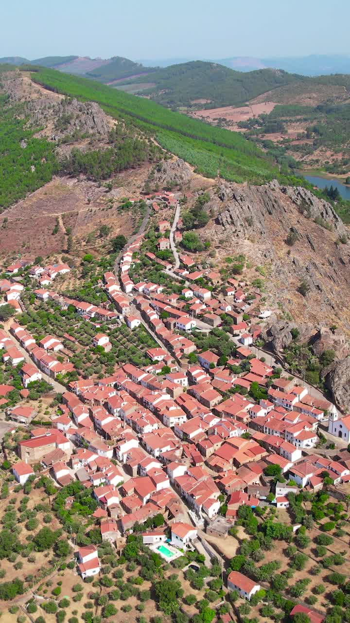 Video verticale del villaggio portoghese di Penha Garcia