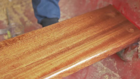 aplique aceite danés a la tabla de madera dura sapeli