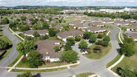 Absteigende-Luft-Auf-Einstöckigen-Häusern-Und-Cottages-In-Der-Amerikanischen-Altersgemeinschaft,-Altenheim,-Moderne-Einstöckige-Immobilien,-Die-Für-Senioren-Boomer-Leben