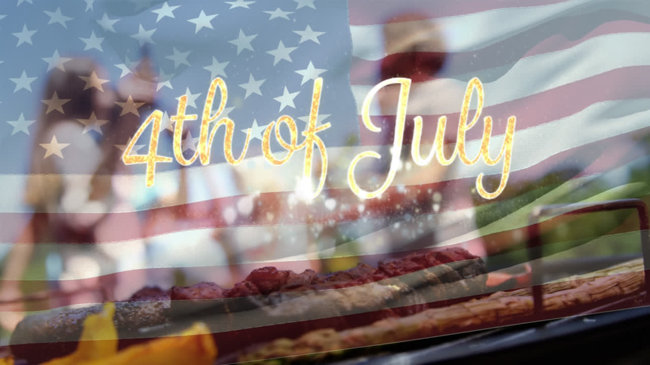 Ystäväporukka juhlii ja Yhdysvaltain lippu 4th of July -tekstillä.