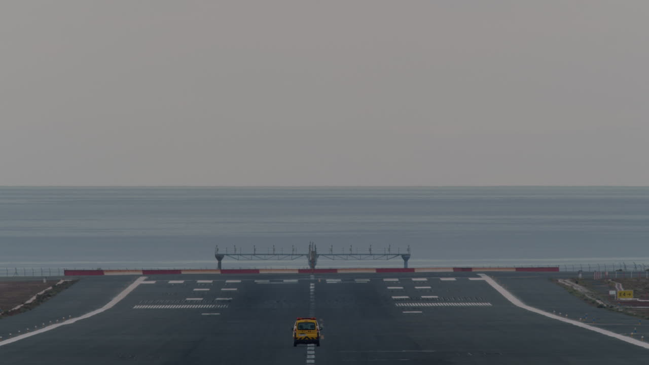 활주로의 상태를 확인합니다.