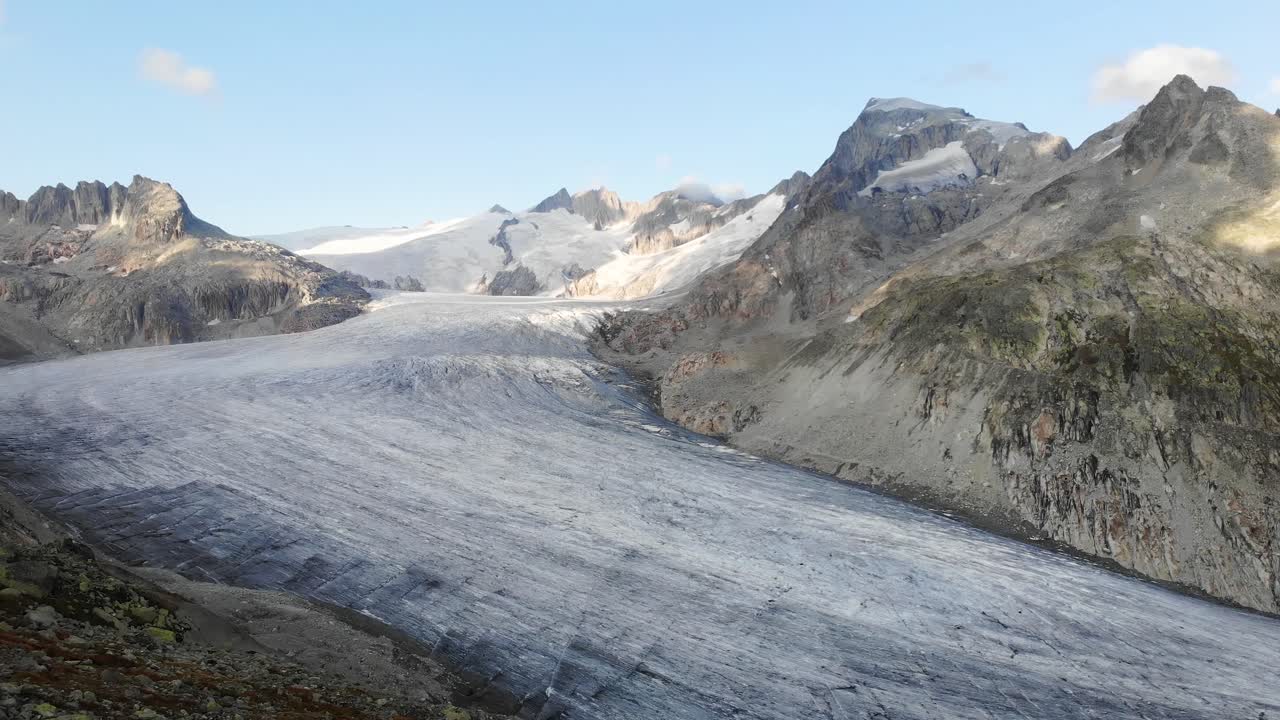 luftaufnahmen von einem der berühmtesten gletscher der schweizer alpen – dem rhonegletscher in der nähe des furkapasses an der grenze zwischen uri und wallis