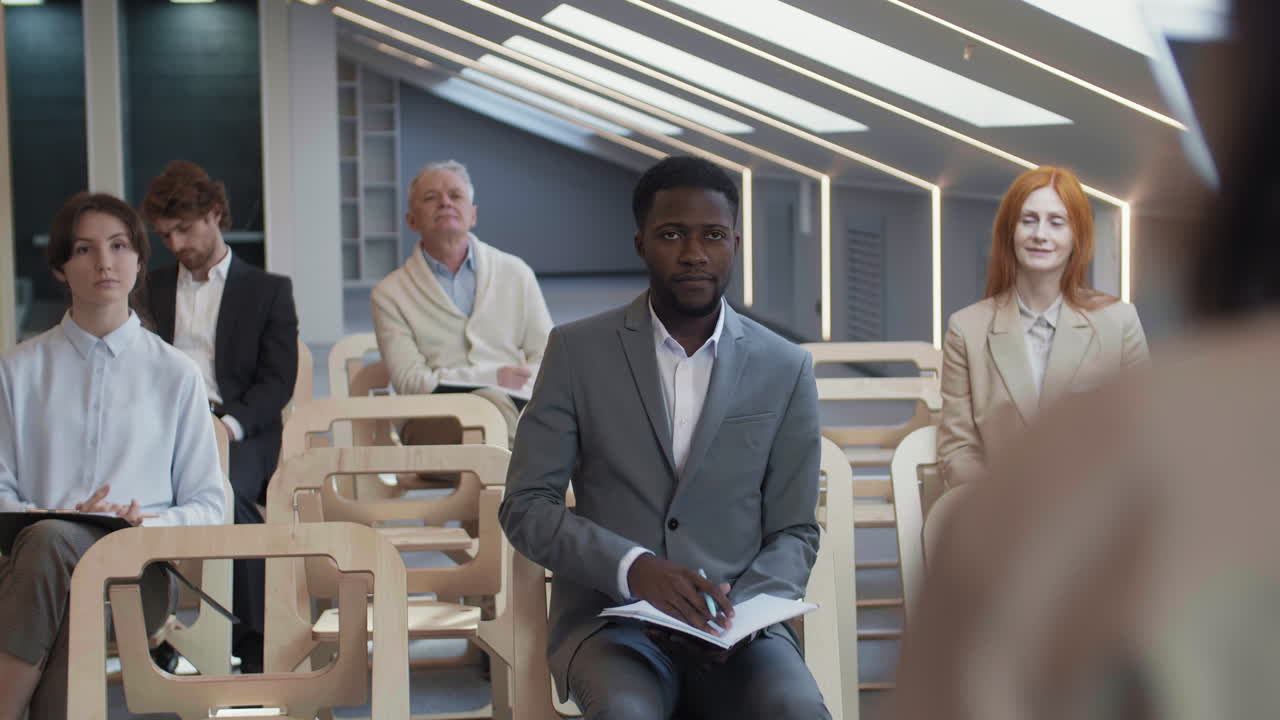periodistas haciendo preguntas al orador durante la conferencia de prensa
