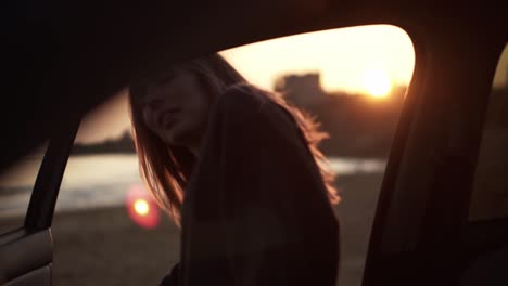 Una-Mujer-En-Cámara-Lenta-Camina-Hacia-El-Auto-A-Través-De-La-Playa,-Se-Siente-Relajada