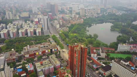 hora del día paisaje de la ciudad de wuhan parque lago panorama aéreo 4k china