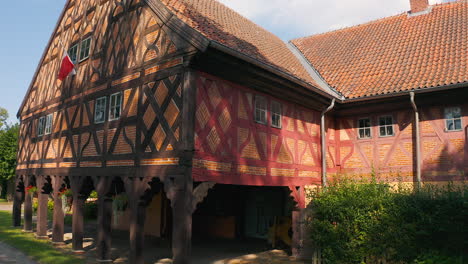 luftaufnahme des charmanten mennoniten-arkadenhauses in polens historischer stadt, ein einblick in die zeitlose architektur