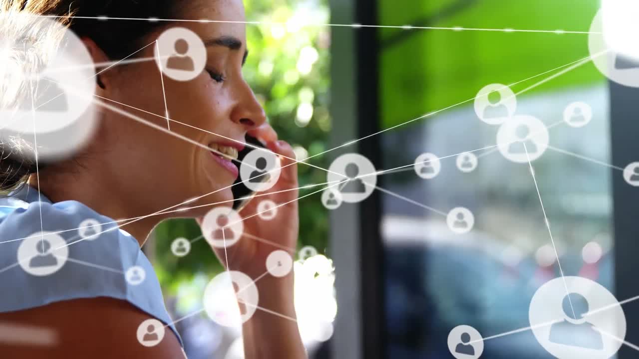 스마트 폰을 사용하는 행복한 백인 여성에 대한 연결 네트워크의 애니메이션