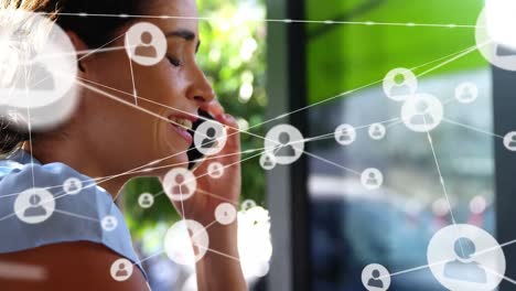 animación de la red de conexiones sobre una mujer caucásica feliz usando un teléfono inteligente
