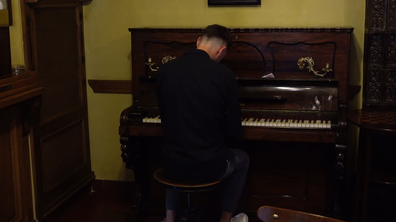 Un musicista suona in un caffè per gli avventori.
