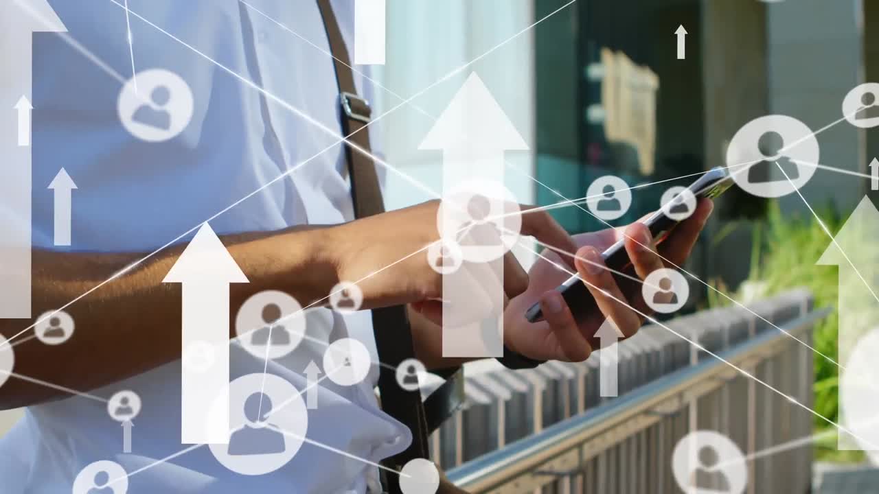 red de iconos de perfil y flechas que se mueven hacia arriba contra la sección media del hombre que usa un teléfono inteligente