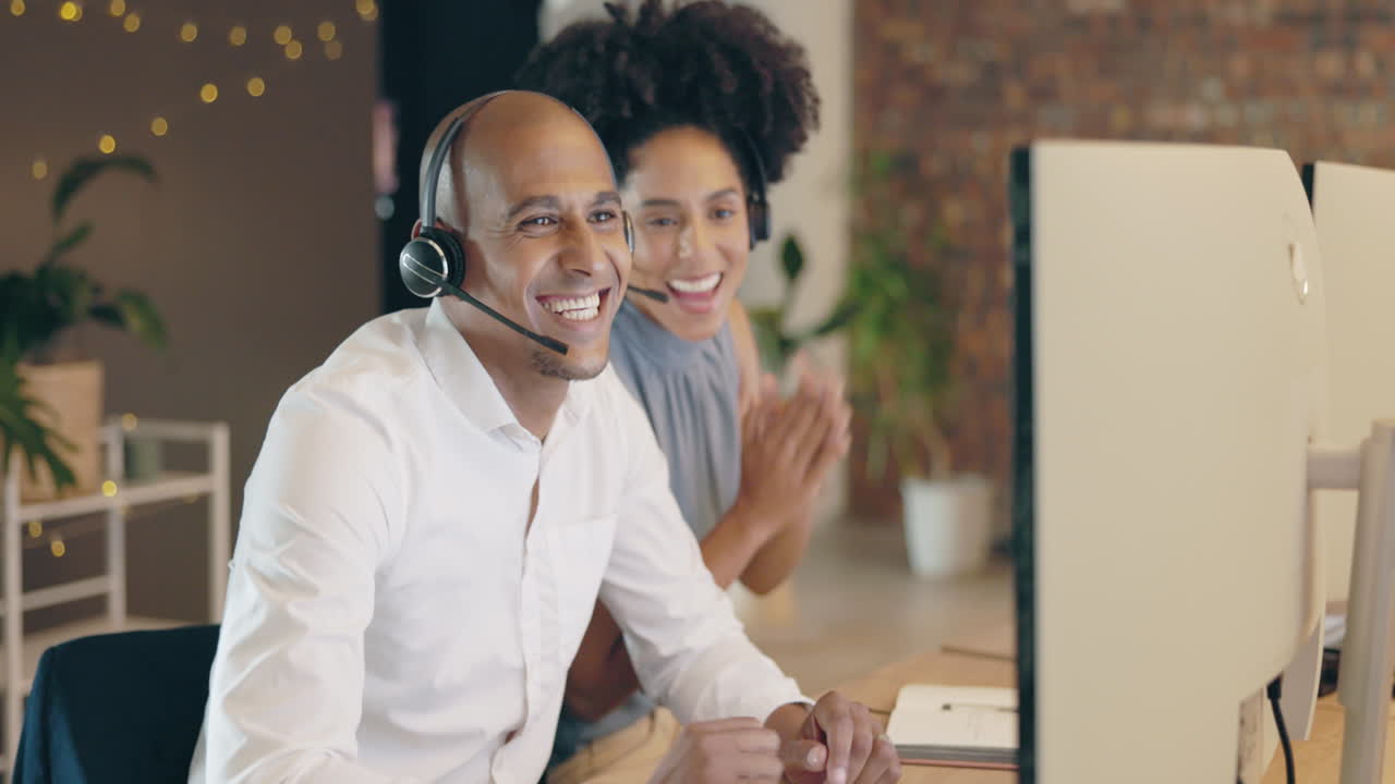 centro de llamadas, equipo feliz y celebración del éxito