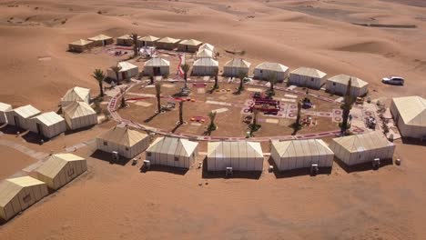 Antenne:-Luxus-Campingplatz-Sahara-Wüste