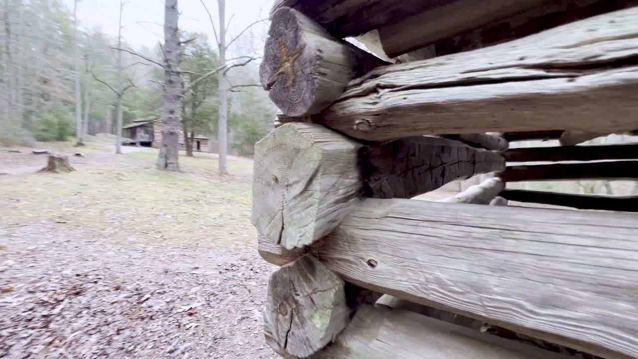 cabaña de madera en lengua y ranura en cades cove tennessee