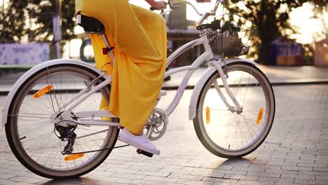 Nahaufnahme-Der-Sich-Drehenden-Fahrradräder-Einer-Weißen-Stadt.-Citibike-Mit-Klingel,-Korb-Und-Blumen.-Unerkennbare-Frau-Reitet-Auf-Einem