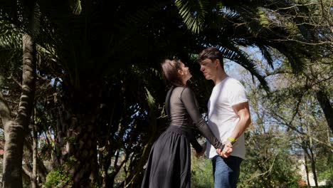 una pareja besándose en un parque.