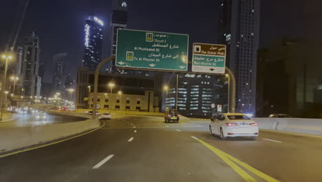 Coches-En-Movimiento-Por-La-Noche-En-Las-Calles-De-Dubai,-Emiratos-Árabes-Unidos-4k