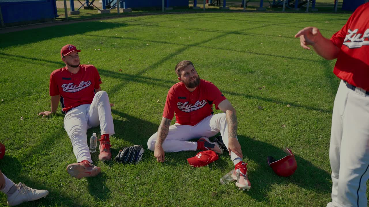 Baseballspillere slapper av på banen