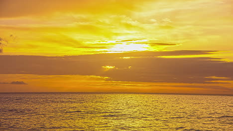 Statische-Ansicht-Des-Sonnenuntergangs-Hinter-Den-Wolken-über-Dem-Meer-Entlang-Der-Küste-In-Via-Molino,-Italien-Im-Zeitraffer-Am-Abend