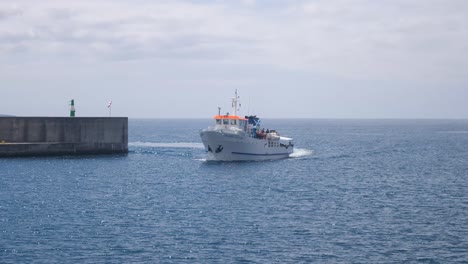 boot, das am dock der stadt horta auf der insel faial, azoren, portugal ankommt, zeitlupenaufnahme